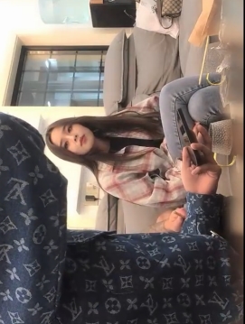 大神良家性感牛仔裤小姐姐最新合集15V30G，迷人表情享受时刻