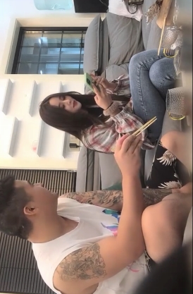 大神良家性感牛仔裤小姐姐最新合集15V30G，迷人表情享受时刻