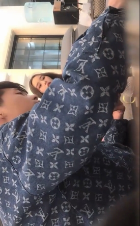 大神良家性感牛仔裤小姐姐最新合集15V30G，迷人表情享受时刻