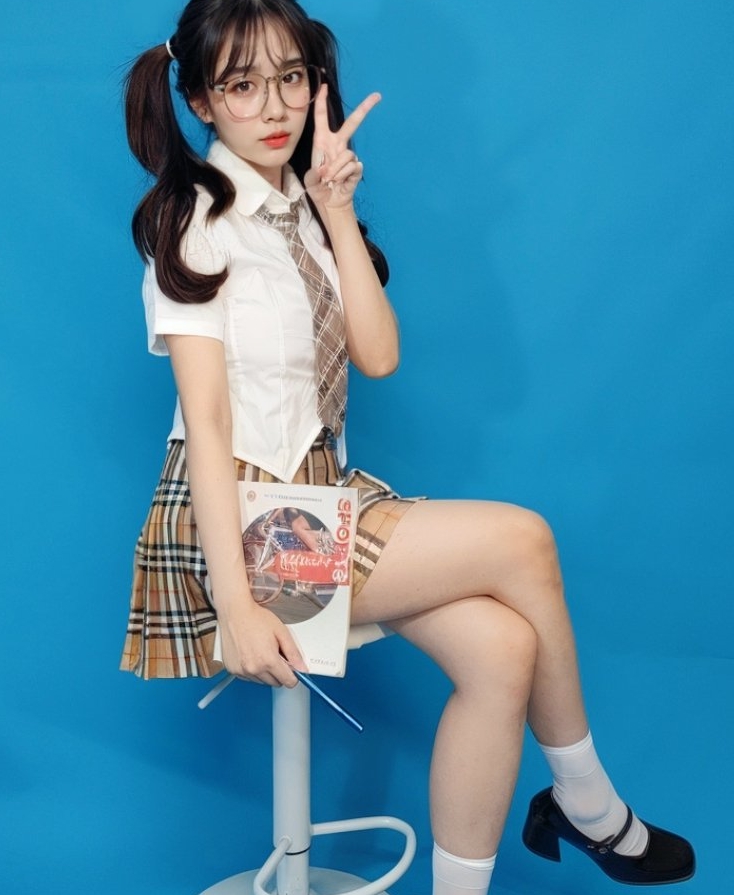 推特女神Ceasonshot99高颜值御姐户外展示合集4V185P300M,身材优质不容错过