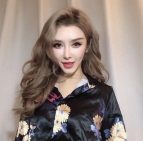 抖音网红私拍合集@小喵大宝魅惑御姐最新发布28P21M，展示独特气场