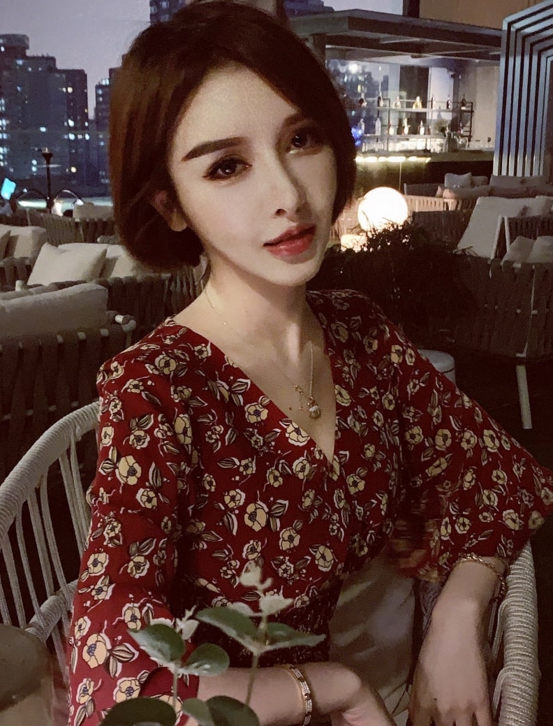 抖音网红私拍合集@小喵大宝魅惑御姐最新发布28P21M，展示独特气场