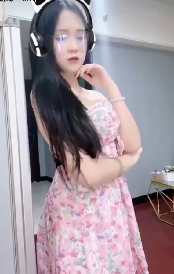 快手小乖梅姨私拍抖舞12部227M青涩诱人