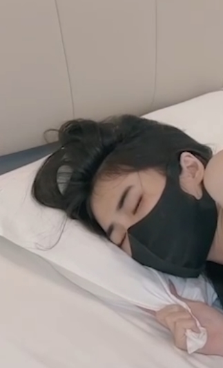 校服少女涩涩玩具开发短片464M汁液横飞