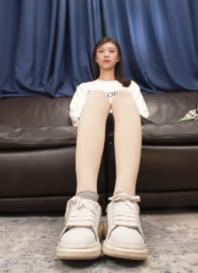 自拍圈小影足系列诱惑1部1.3G超火辣