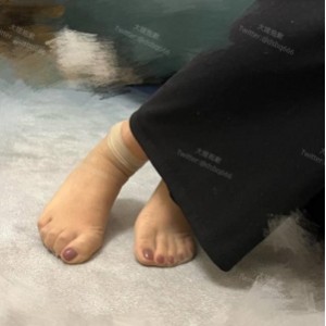 私密圈展示大嫂醉酒黑丝足技1V27G太撩人了