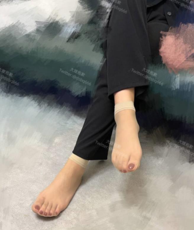 私密圈展示大嫂醉酒黑丝足技1V27G太撩人了
