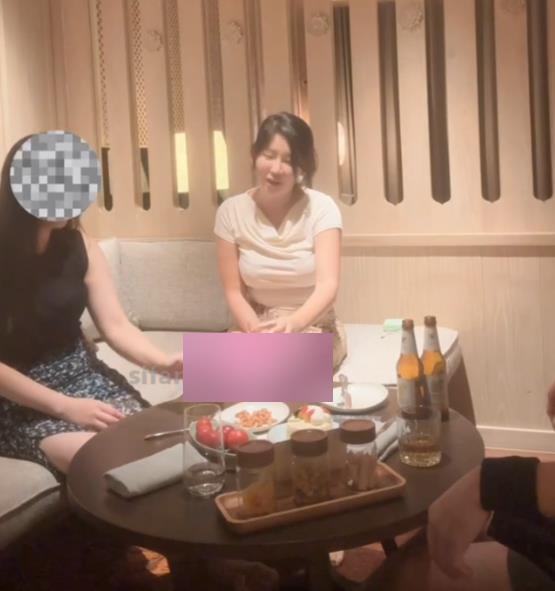 李雅抖音巨杯女神最新双人实战视频1部314M玩法太野了