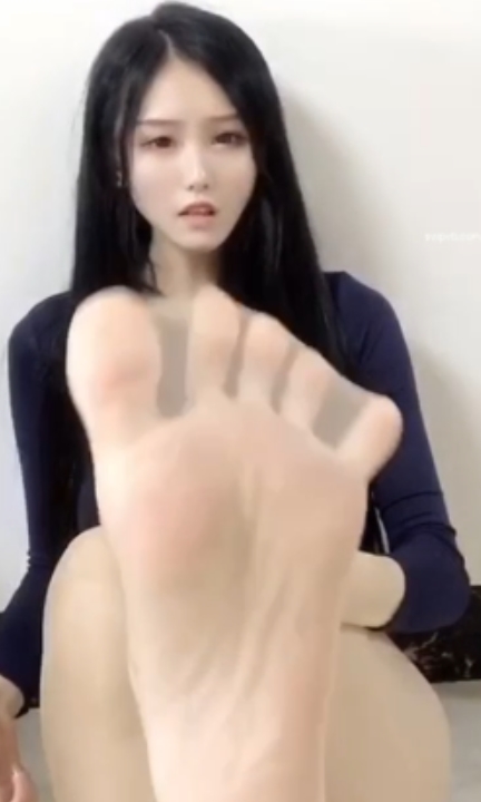 妮妮酱易直播丝足定制1V199M太撩人了