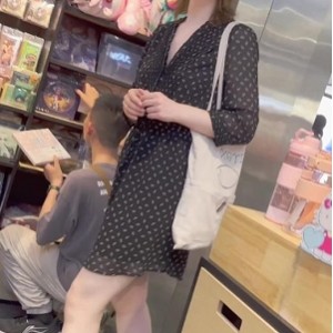 大眼外国美女KFC抄底1部344.5MB白皙肉色窄内